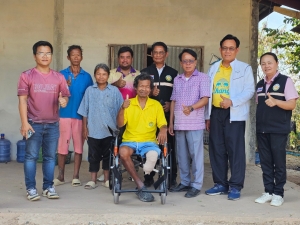 มอบรถเข็นให้แก่ผู้พิการ รายนายบุญมา โสมาพิมพ์ หมู่ที่ 2 บ้านนากระแซง